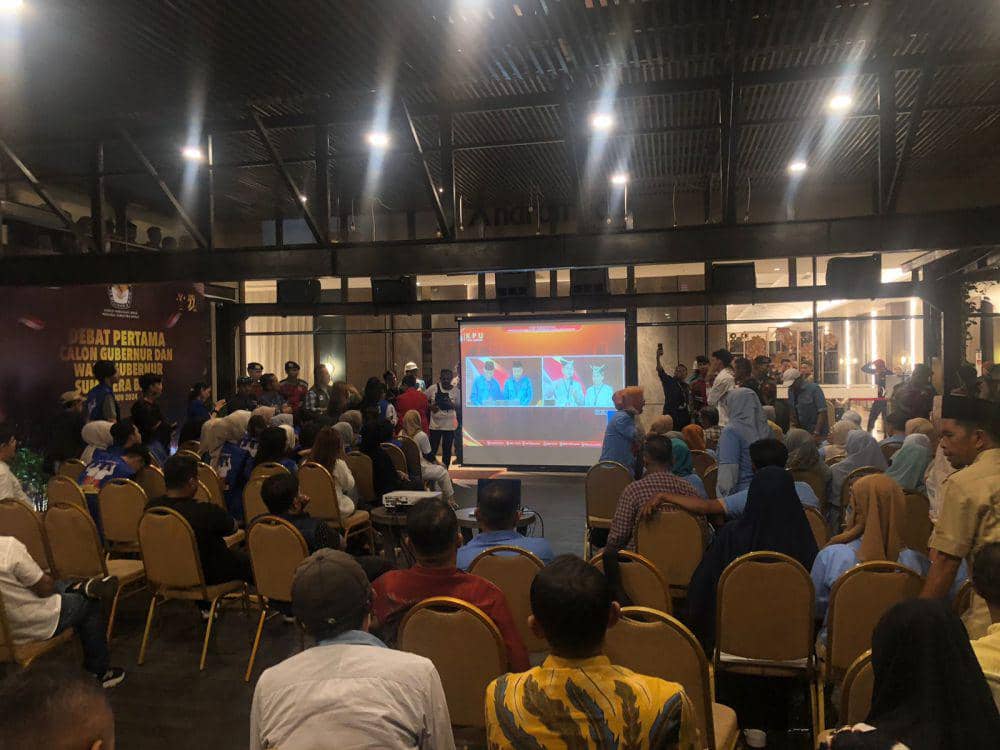 Pendukung Calon Gubernur menyaksikan debat (Foto: IDN Times/Halbert Caniago)