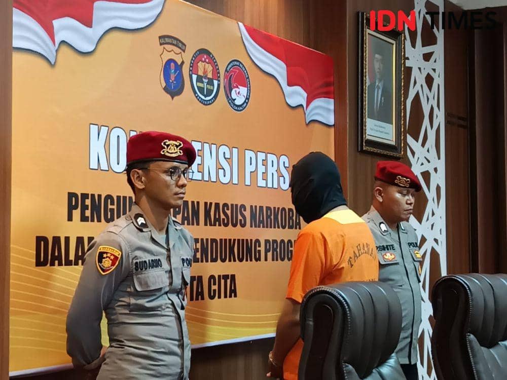 Tersangka KB, kurir sabu ini terancam hukuman mati. (IDN Times/Erik Alfian)