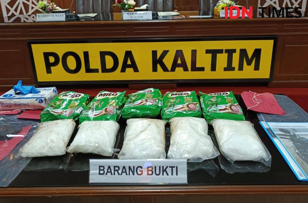Barang bukti sabu yang dikemas dalam bungkus susu coklat. (IDN Times/Erik Alfian)