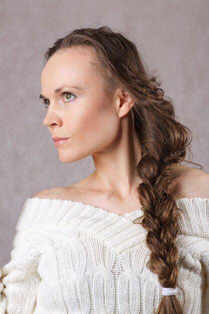 Ilustrasi kombinasi sabrina dan side braid hairstyle. (freepik.com/tolikoffphotography)