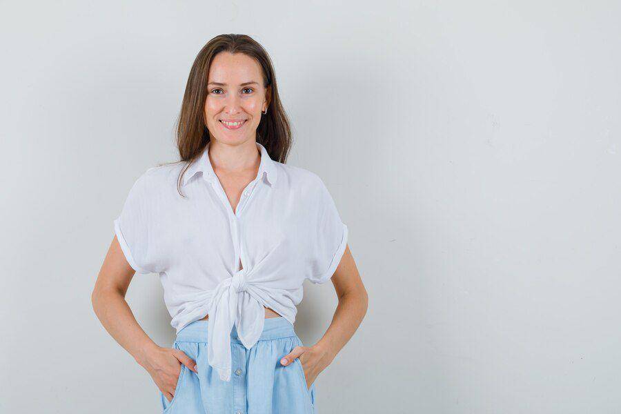 Ilustrasi kombinasi blouse dan loose hair. (freepik.com/8photo)
