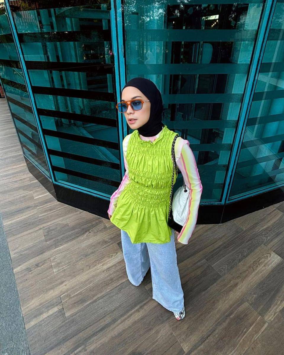 gaya layering outfit ala Tantri Namirah (instagram.com/tantrinamirah)