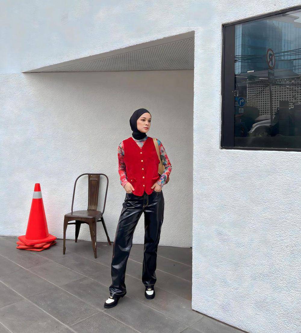 gaya layering outfit ala Tantri Namirah (instagram.com/tantrinamirah)