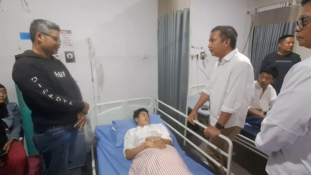 Bey Jenguk Santri Korban Insiden Dinding Kolam Ponpes Ambruk