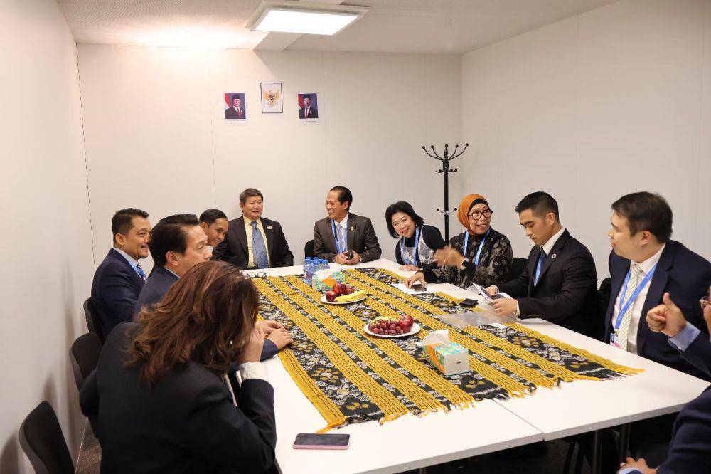 Managing Director Utomo SolaRUV, Anthony Utomo, bersama dengan Delegasi RI dalam COP 29 Azerbaijan. (Utomo SolaRUV)