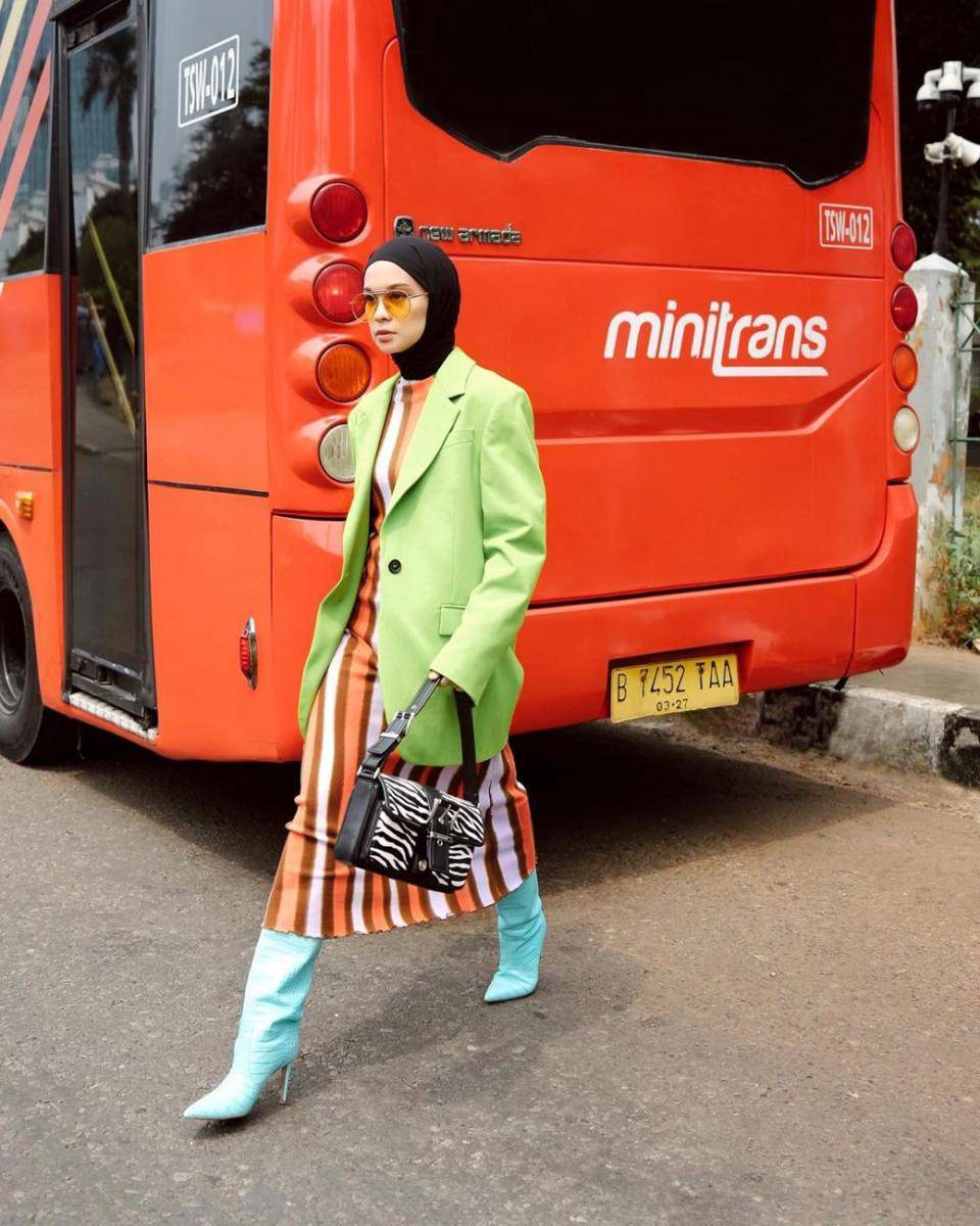gaya layering outfit ala Tantri Namirah (instagram.com/tantrinamirah)