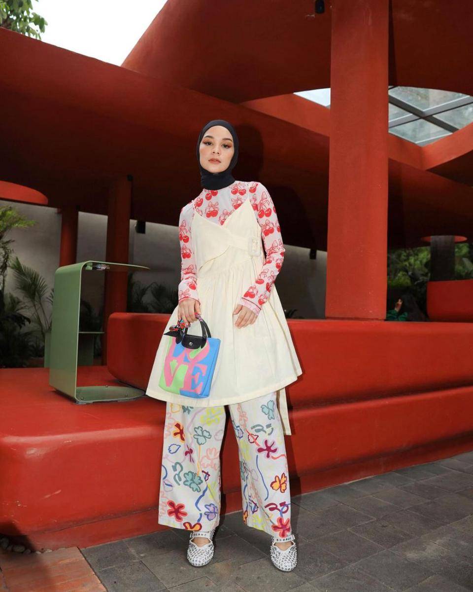 gaya layering outfit ala Tantri Namirah (instagram.com/tantrinamirah)