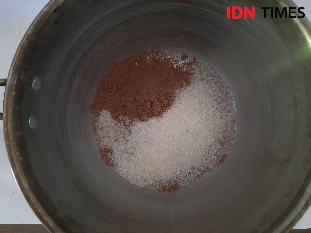 ilustrasi Nutrijel cokelat dan gula pasir di dalam panci (IDN Times/Fatma Roisatin)