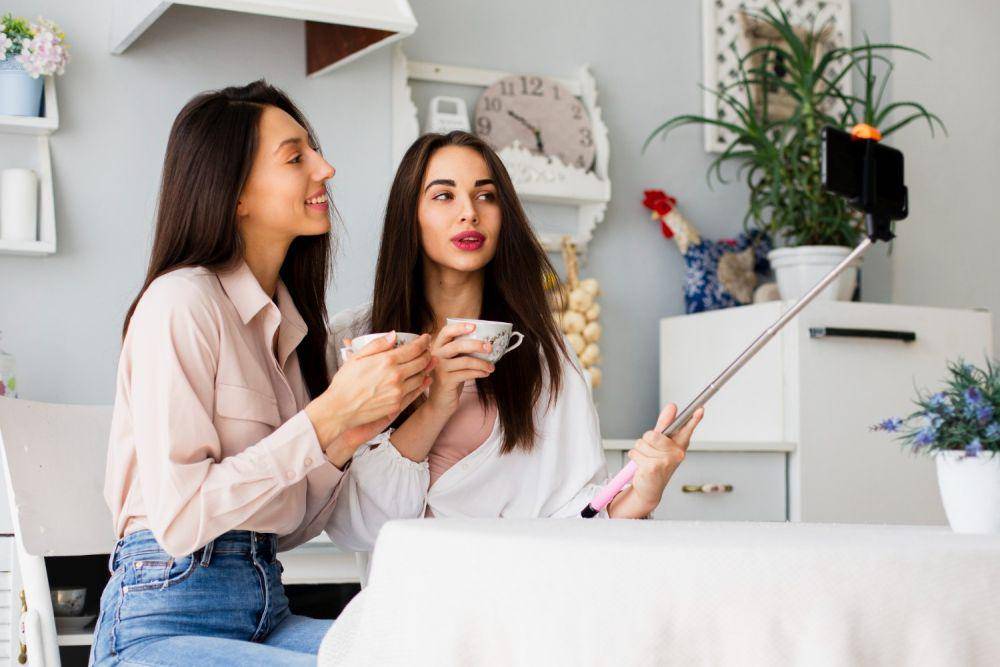 Ilustrasi kakak dan adik ngobrol bersama (freepik.com/freepik)