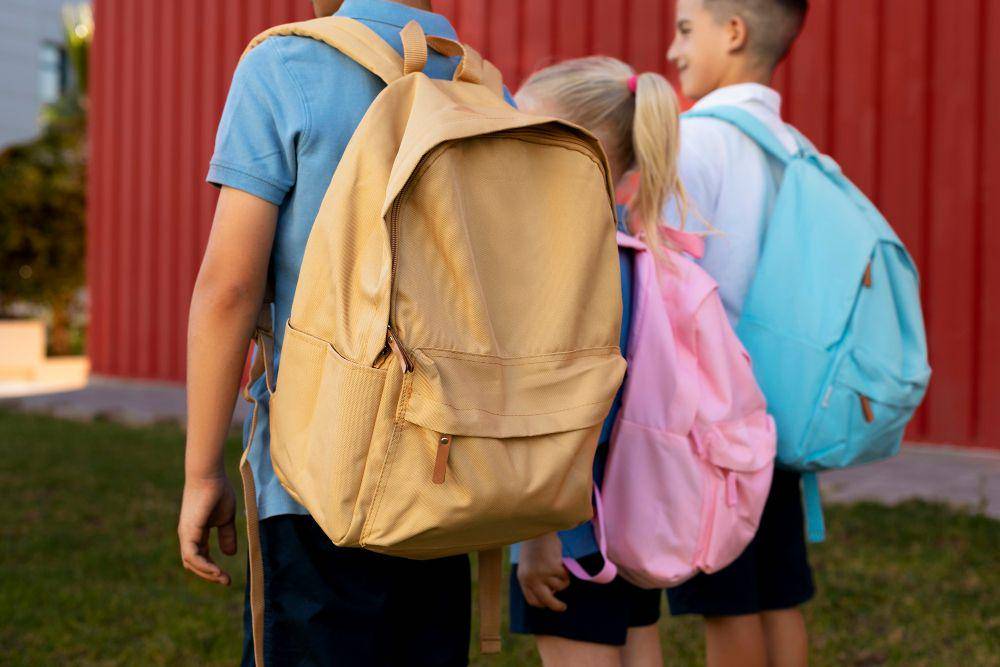 ilustrasi anak-anak berangkat ke sekolah (freepik.com/freepik)