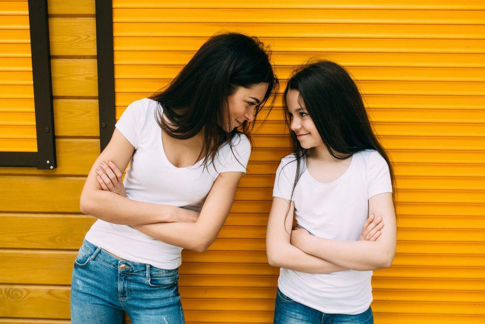 6 Sikap yang Dilakukan Kakak untuk Menunjukkan Sayang pada Adiknya