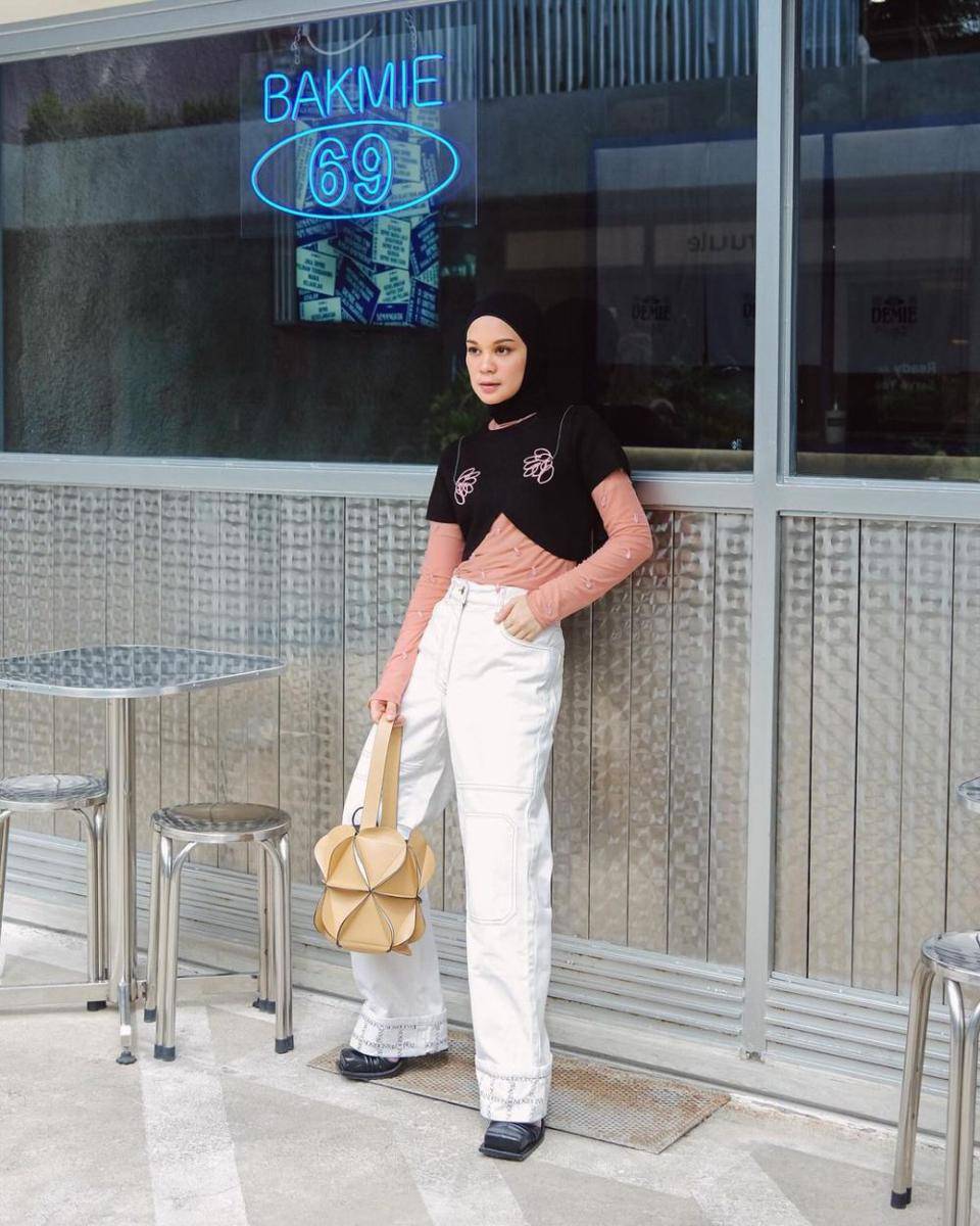 gaya layering outfit ala Tantri Namirah (instagram.com/tantrinamirah)