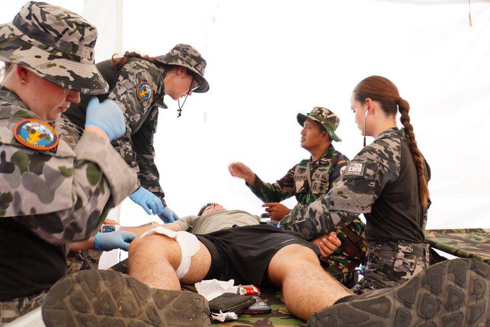 Pasukan TNI dan Australian Defense Force (ADF) melaksanakan Non-combatant Evacuation Operations (NEO) joint exercise atau latihan gabungan bersama operasi evakuasi warga sipil di Pantai Banongan, Situbondo Jawa Timur, Jumat (15/11/2024). (dok. Puspen TNI)