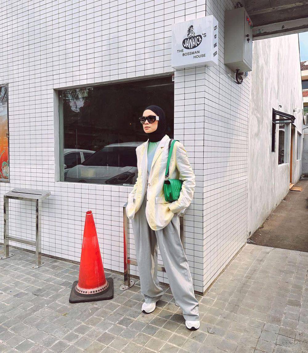 gaya layering outfit ala Tantri Namirah (instagram.com/tantrinamirah)