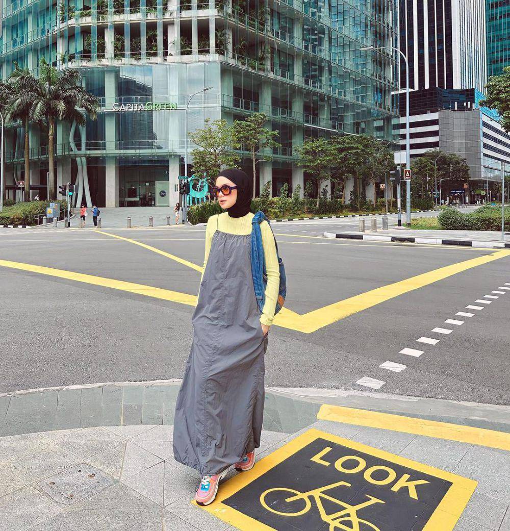 gaya layering outfit ala Tantri Namirah (instagram.com/tantrinamirah)