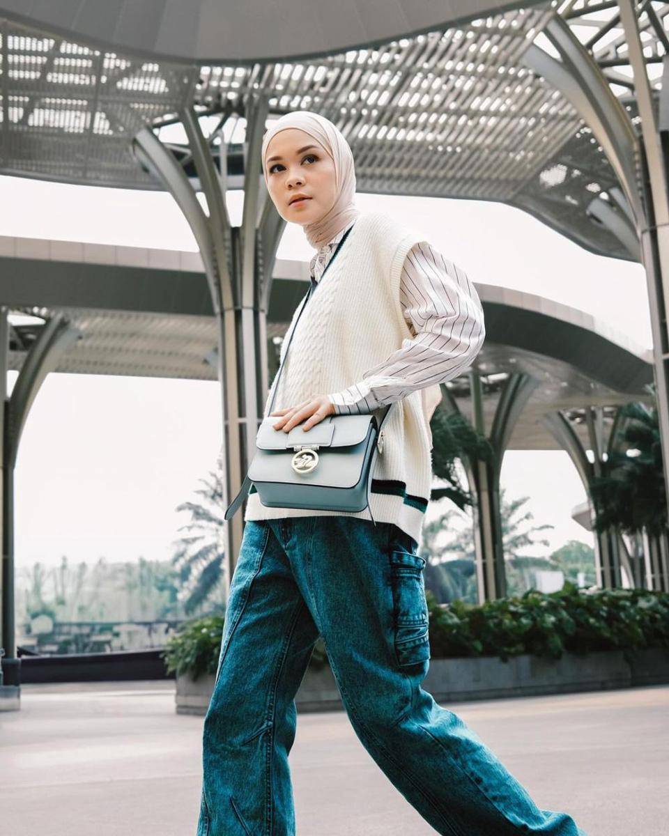 gaya layering outfit ala Tantri Namirah (instagram.com/tantrinamirah)
