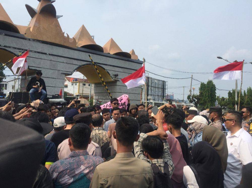 Aksi tolak politik uang di depan gedung DPRD Provinsi Lampung. (IDN Times/Istimewa).