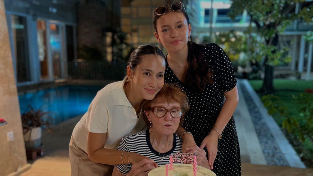 7 Potret Pevita Pearce Rayakan Ultah Sang Oma, Bareng Suami!