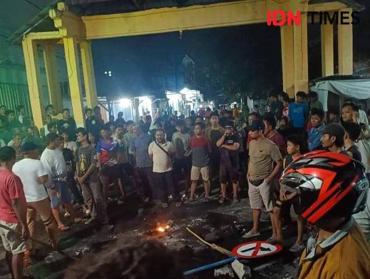 Foto keluarga korban dan warga blokade jalan tuntut terduga pelaku ditangkap (Dok/Istimewa)