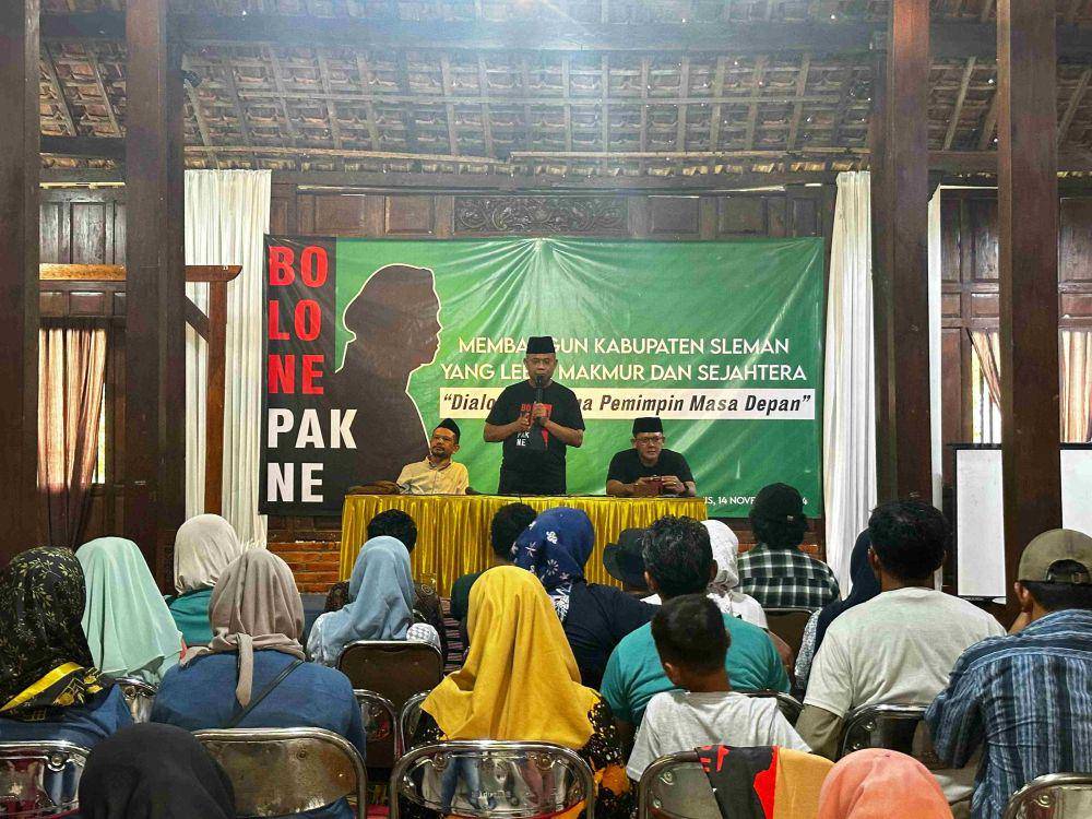 Pasangan cabup dan cawabup Sleman nomor urut 2, Harda Kiswaya-Danang Maharsa, bertemu dengan perwakilan petani di Tridadi, Sleman. (Dok. Tim Relawan Harda Kiswaya)