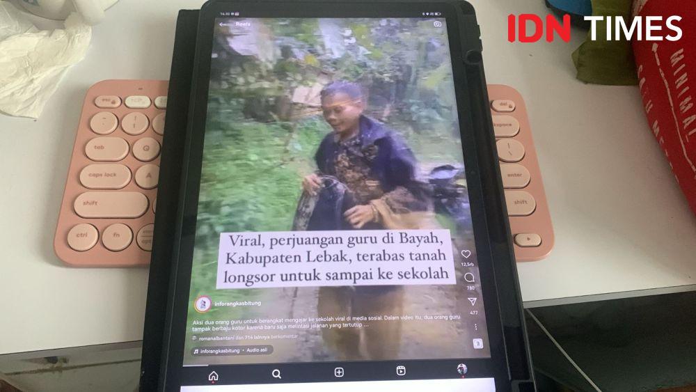 Jibaku Guru Honorer di Bayah Lewati Jalan Berlumpur Longsor