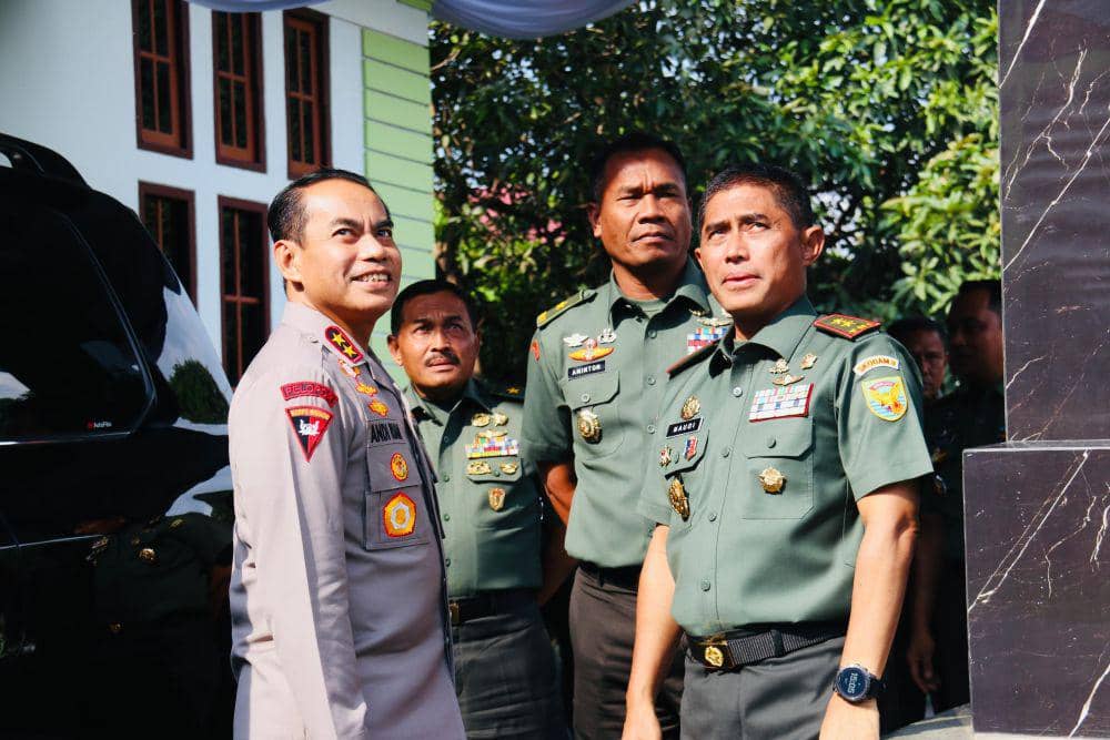 Kapolda Sumsel Irjen Andi Rian dan Pangdam II Sriwijaya Mayjen TNI Naudi Nurdikan (Dok: Humas Polda Sumsel)