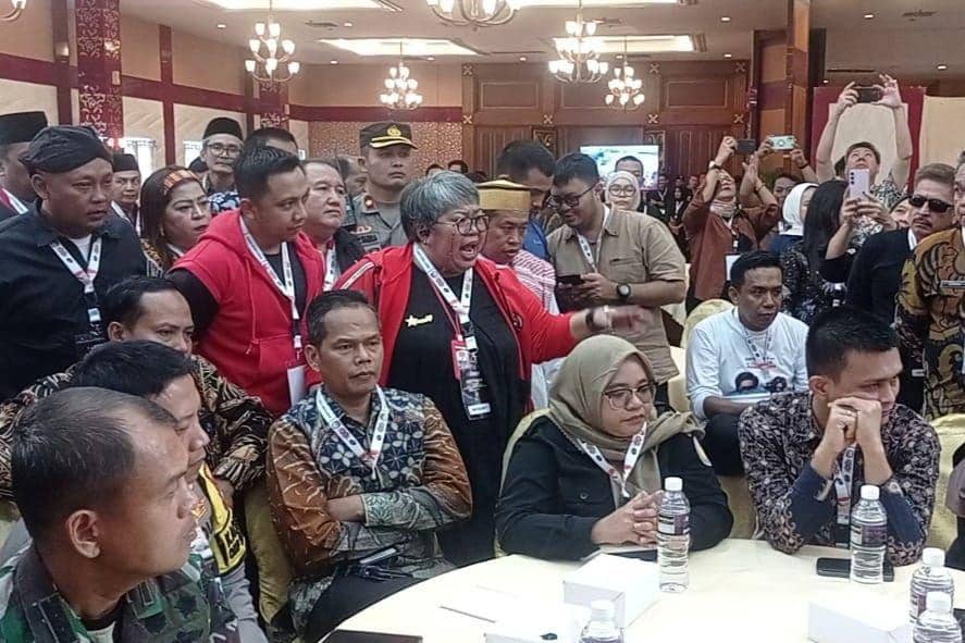 Tim paslon 01 saat menolak permintaan penggunaan ponsel oleh tim paslon 01 (IDN Times/Putra Gema Pamungkas)