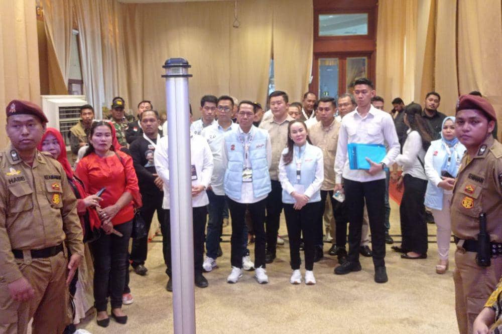 Pasangan calon Kota Batam, Amsakar Achmad dan Li Claudia Chanda tidak mau memasuki ruangan debat (IDM Times/Putra Gema Pamungkas)