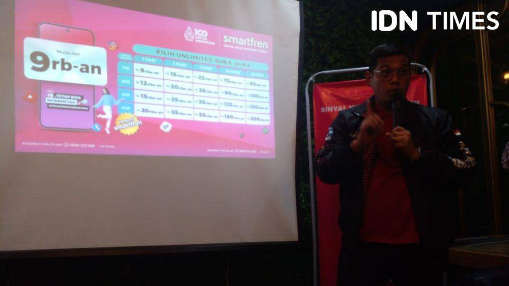 Chief of Region West Area Smartfren, Winetou Lubis memaparkan Unlimited Suka-Suka kepada awak media di D'Rajash Resto Bandar Lampung, Jumat (15/11/2024). (IDN Times/Martin L Tobing).