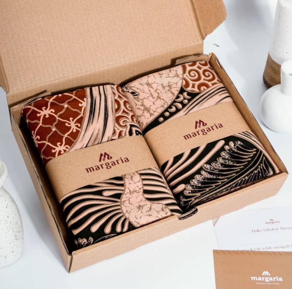 Ilustrasi hampers batik. (Shopee.co.id/Margaria Batik Official)
