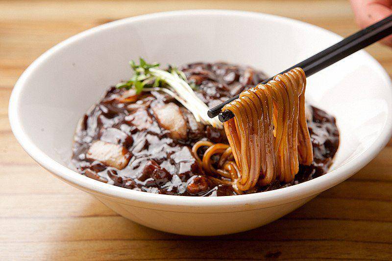 ilustrasi jajangmyeon (commons.wikimedia.org/John kiora)