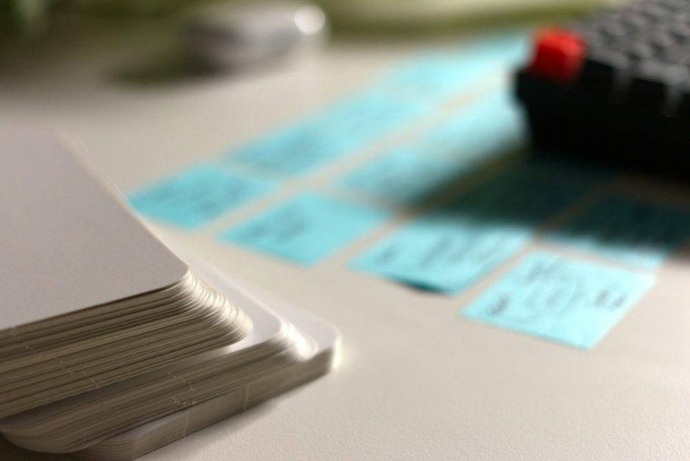 ilustrasi belajar bahasa Inggris dengan flashcard (unsplash.com/Kelsy Gagnebin)