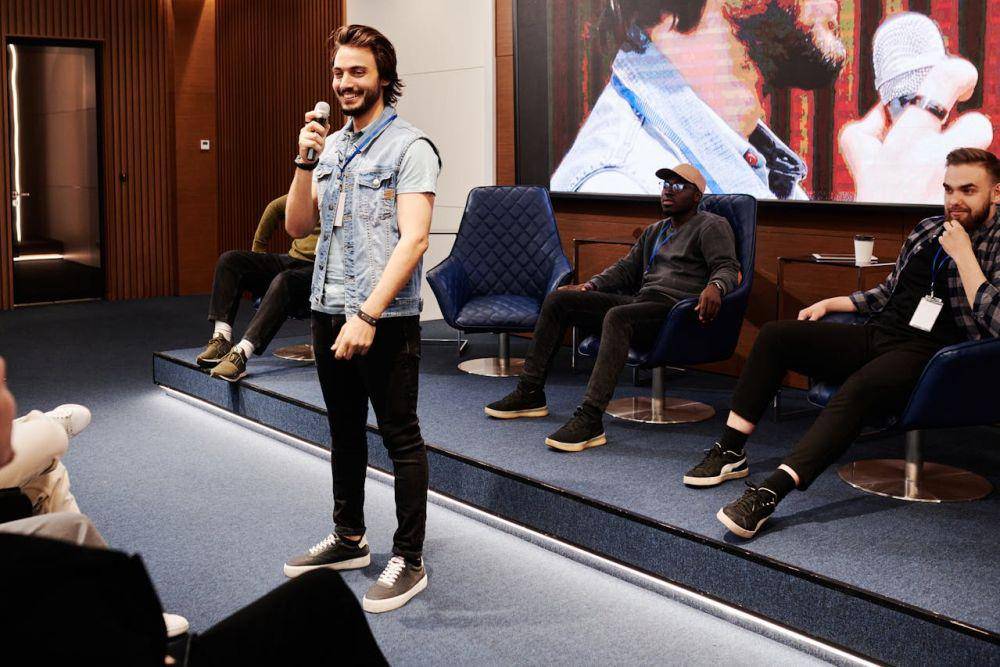 Ilustrasi komika stand up comedy di panggung (Pexels.com/Henri Mathieu-Saint-Laurent)