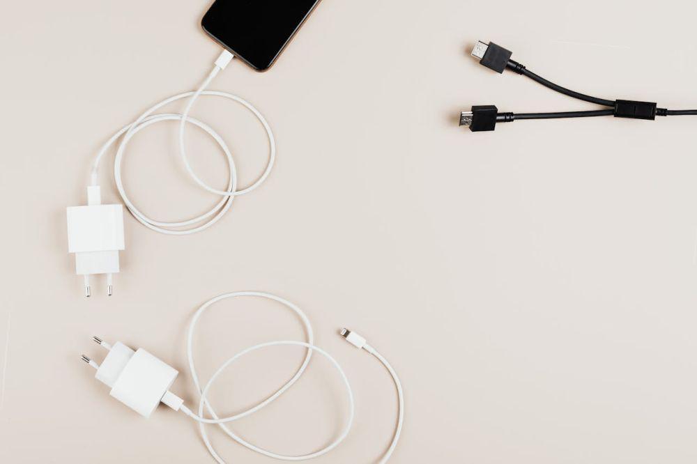 7 Kelebihan Pengisi Daya Kabel dibanding Nirkabel