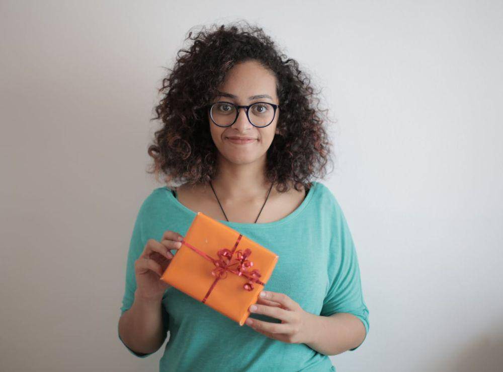 Ilustrasi menerima hadiah. (Pexels.com/Andrea Piacquadio)