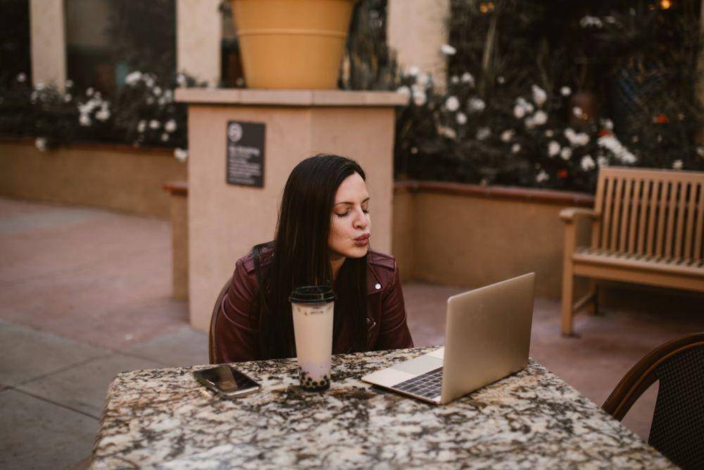 ilustrasi video call dengan pacar (pexels.com/RDNE Stock project)