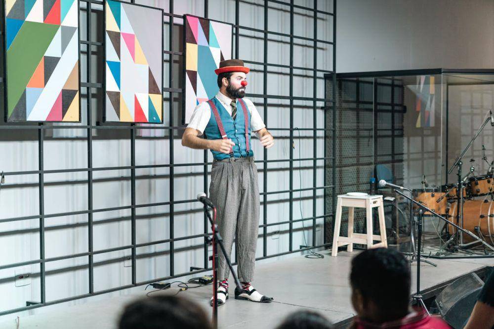 Ilustrasi komika stand up comedy di panggung (Pexels.com/Saulo Leite)