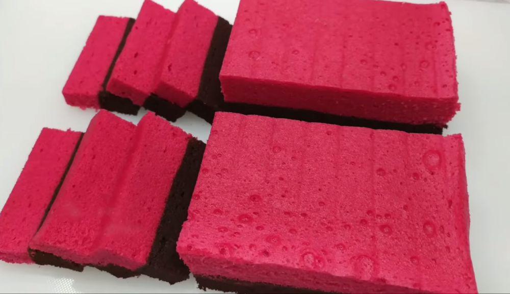 Resep Bolu Strawberry Mix Black Forest yang Lembut dan Cantik!