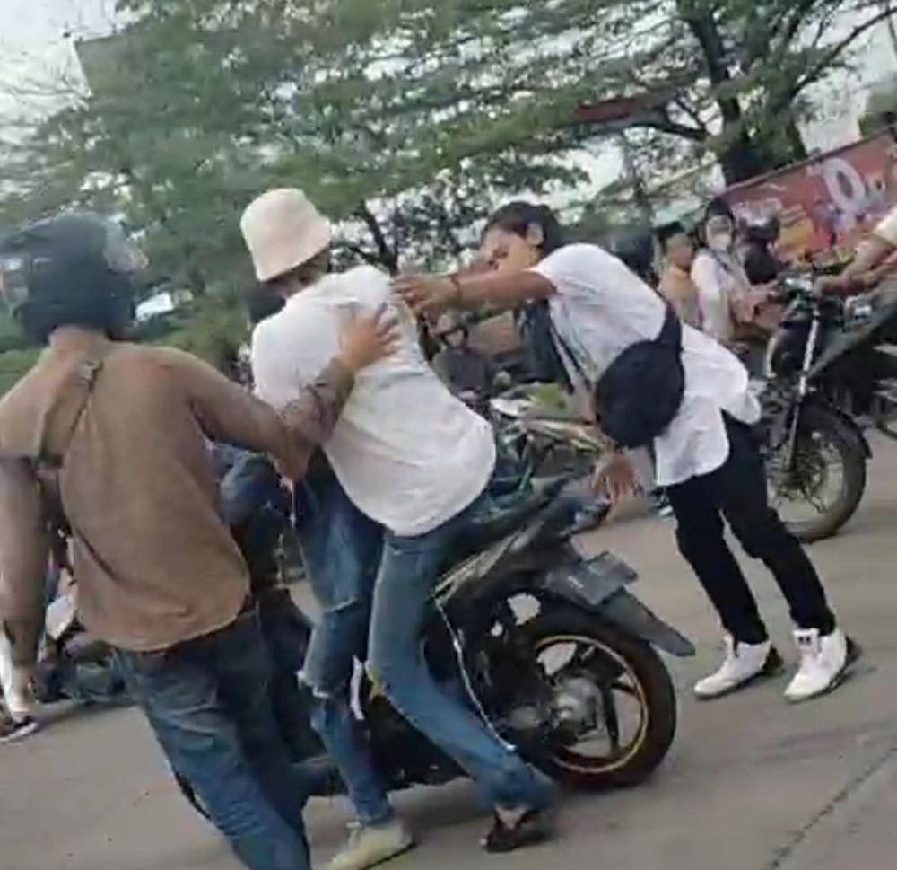 Pria di Palembang terlibat cek-cok dengan polisi usai dicegat polisi (Dok: Tangkapan Layar)