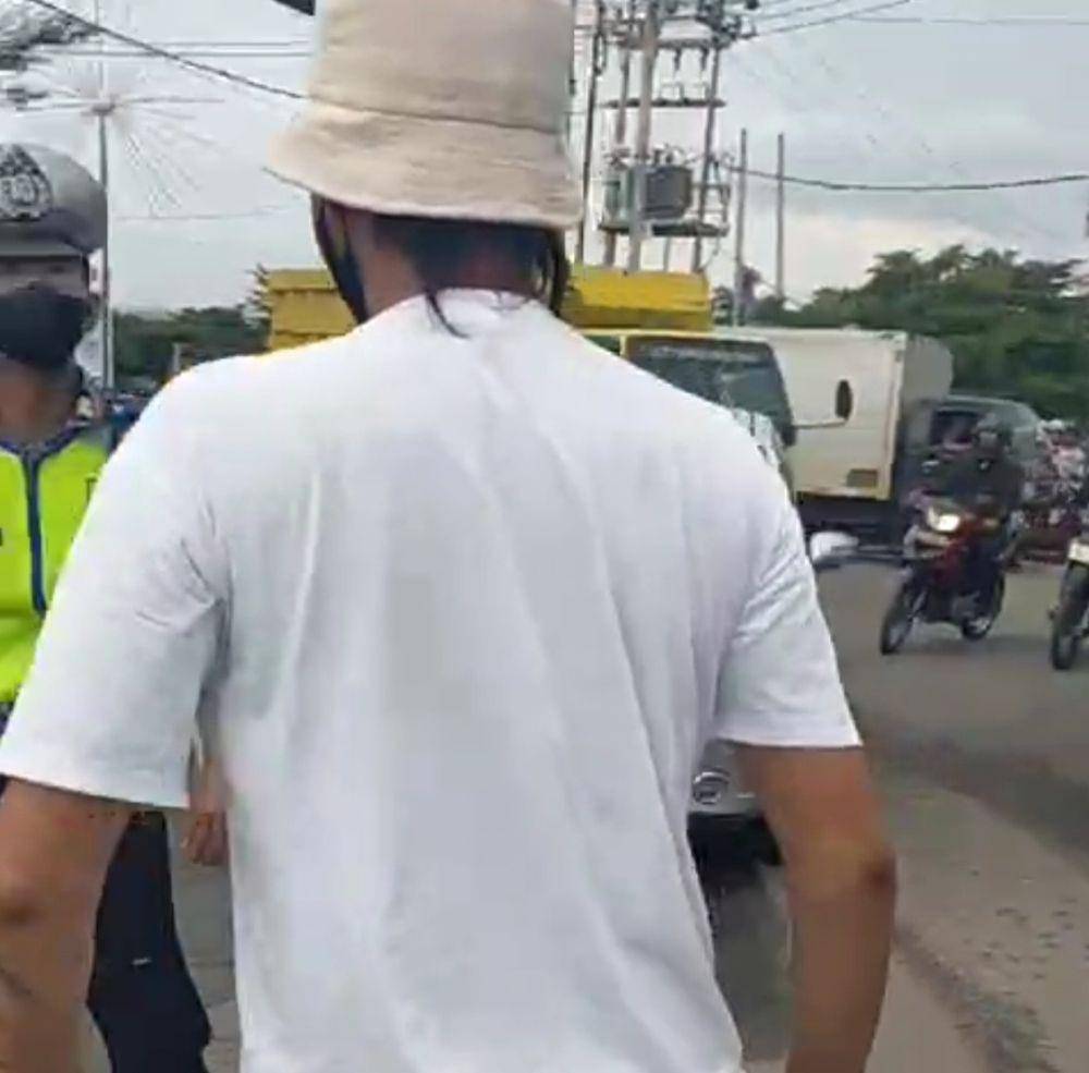 Pria di Palembang terlibat cek-cok dengan polisi usai dicegat polisi (Dok: Tangkapan Layar)