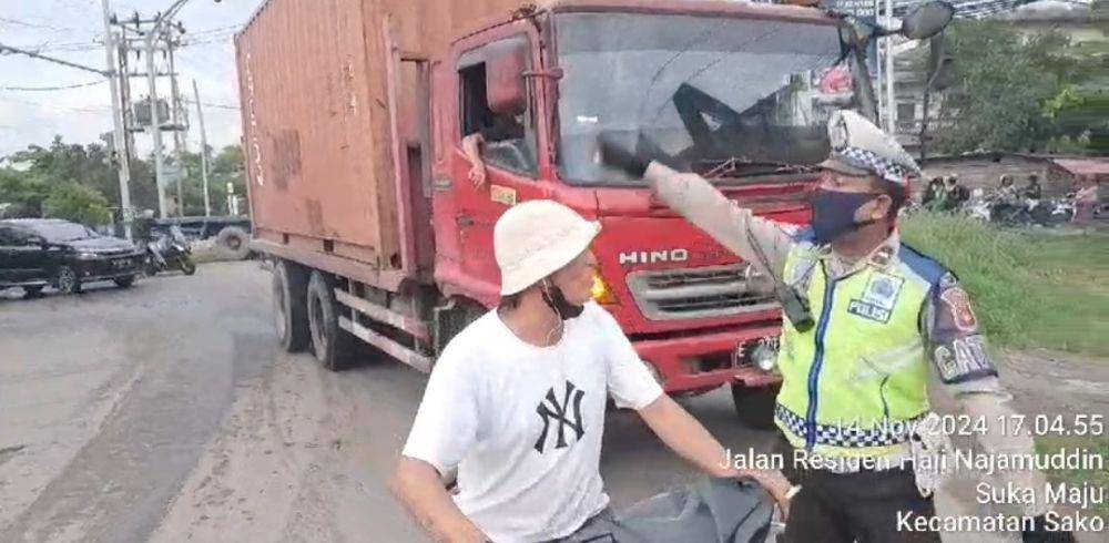 Pria di Palembang terlibat cek-cok dengan polisi usai dicegat polisi (Dok: Tangkapan Layar)