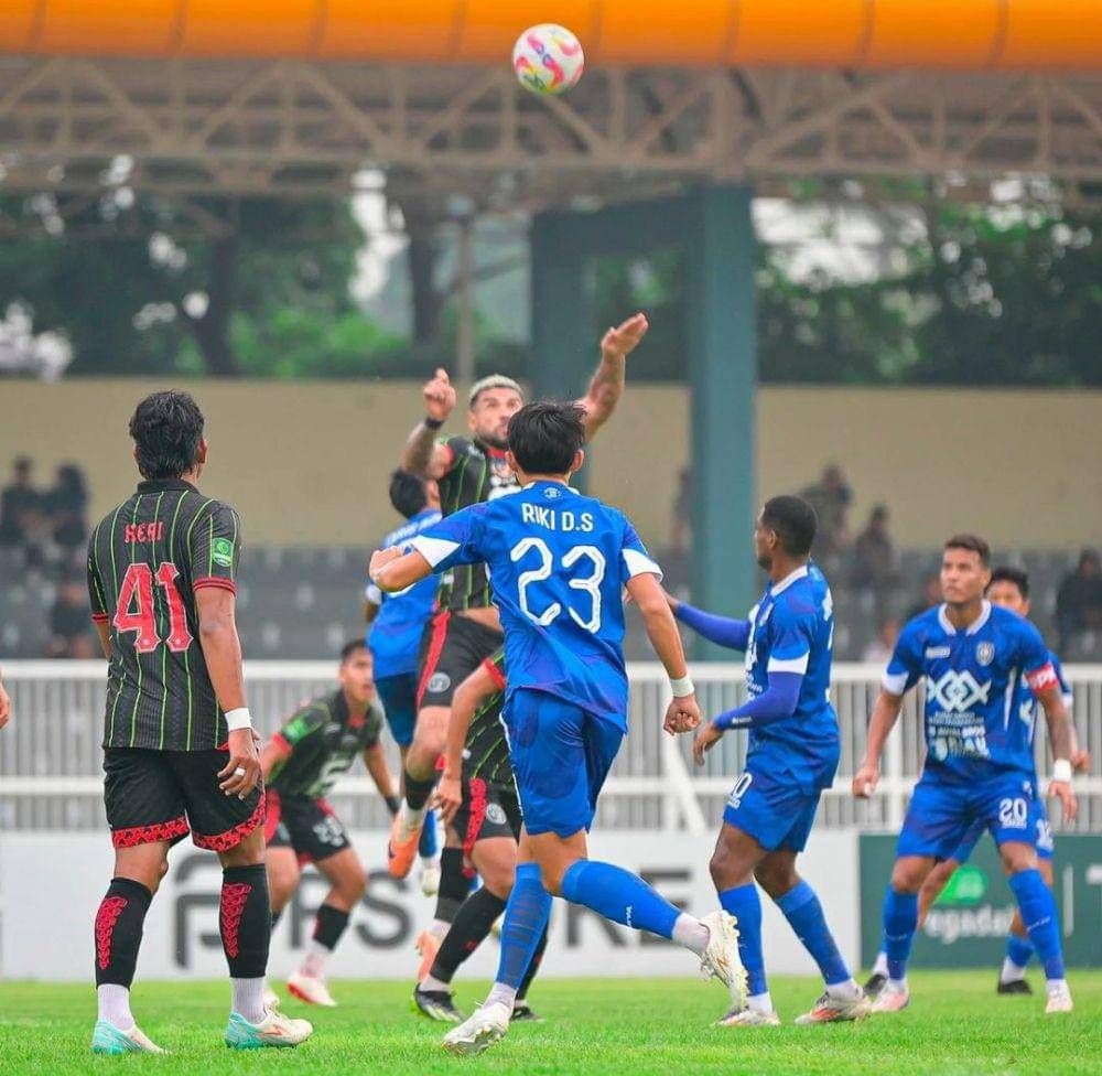 Pemain Bekasi FC dan PSPS saat berebut bola (IDN Times/ IG pspsriau)