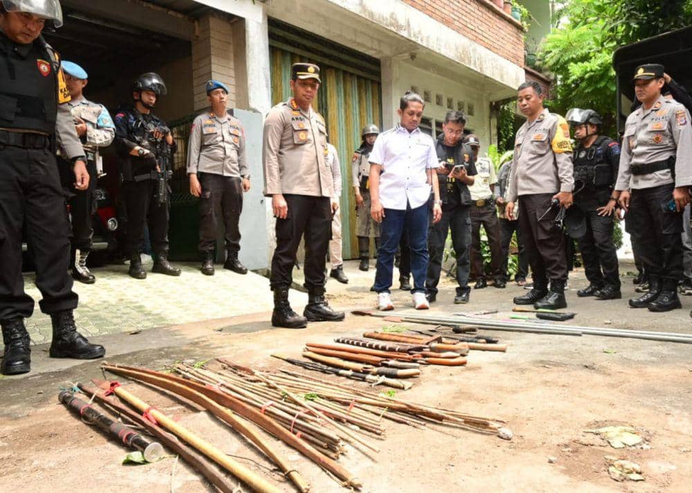 Polisi menemukan berbagai jenis senjata tajam hingga busur serta anak panah dan tombak saat melakukan pengejaran terhadap terduga pelaku pembacokan di Sleman, Jumat (15/11/2024). (Dokumentasi Humas Polres Sleman)