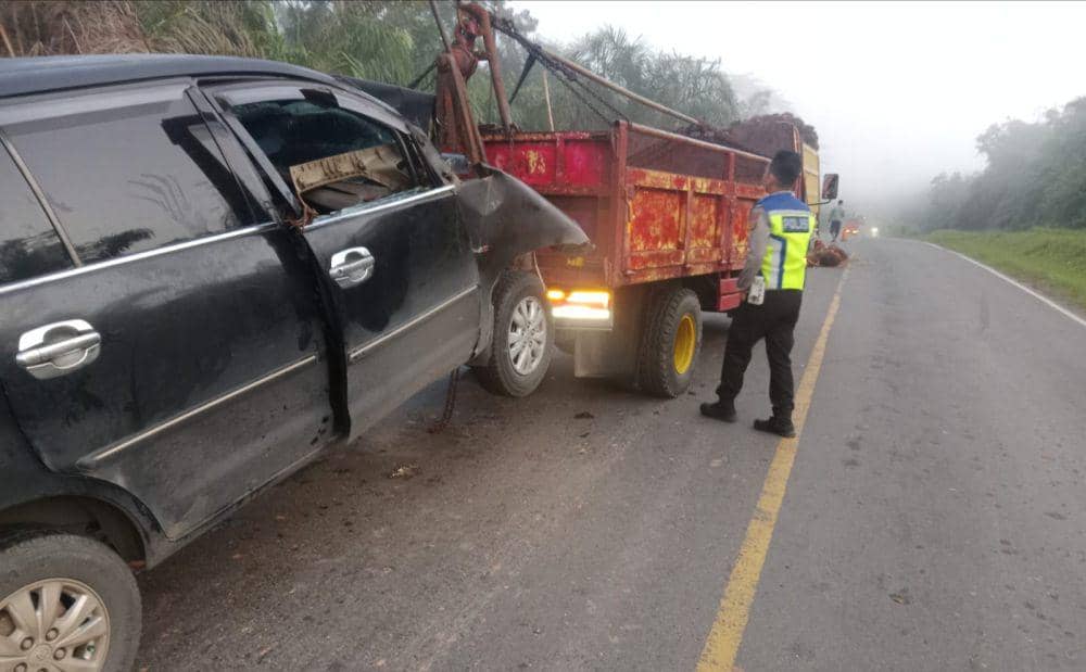 Kondisi truk yang dihantam Innova di Jalintim. (Dok. Polres Muba)