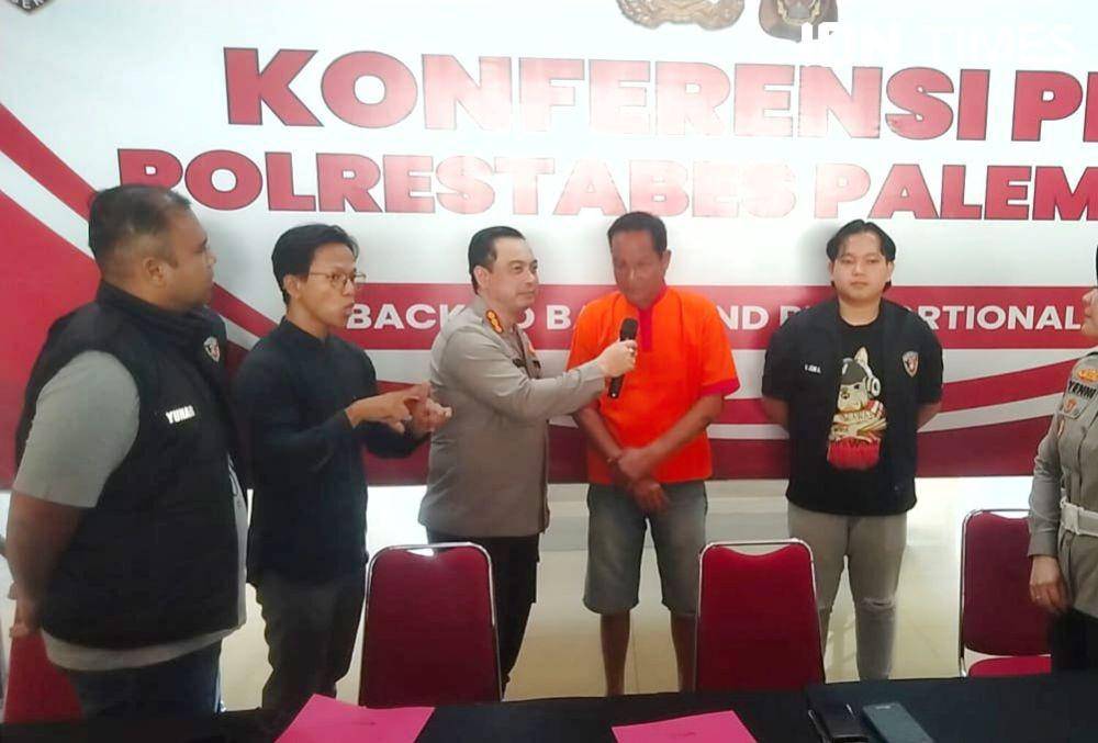 Tersangka pemukulan anggota polisi bernama Carel diamankan di Polrestabes Palembang (IDN Times/Rangga Erfizal)