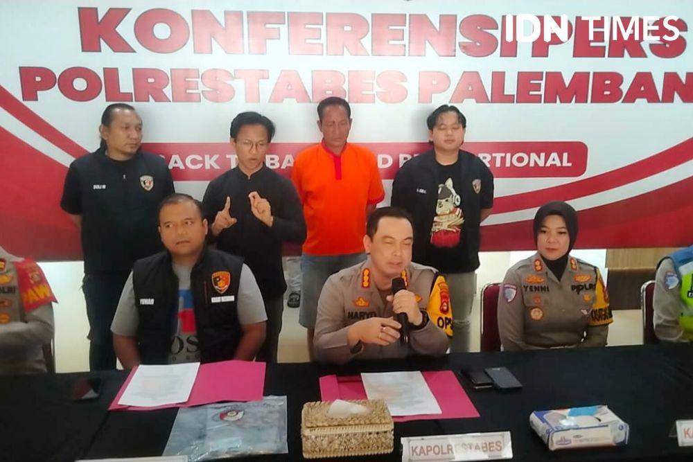 Tersangka pemukulan anggota polisi bernama Carel diamankan di Polrestabes Palembang (IDN Times/Rangga Erfizal)