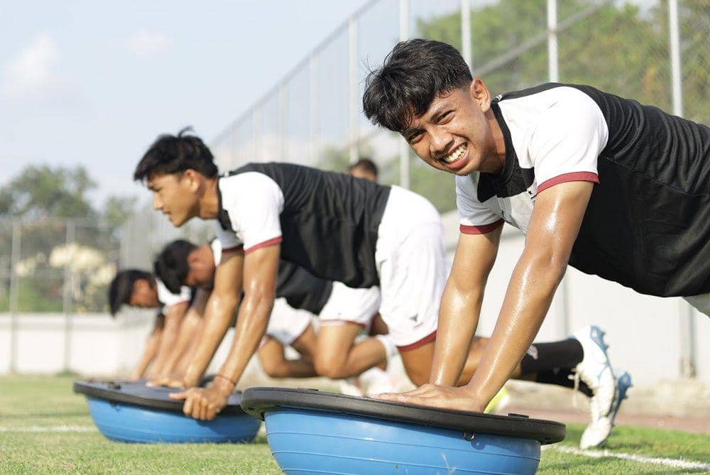 Pemain PSM Makassar, Ananda Raehan Alief (kanan), dalam sesi latihan di Stadion Kalegowa Pallangga pada Oktober 2024. (Dok. PT Liga Indonesia Baru)
