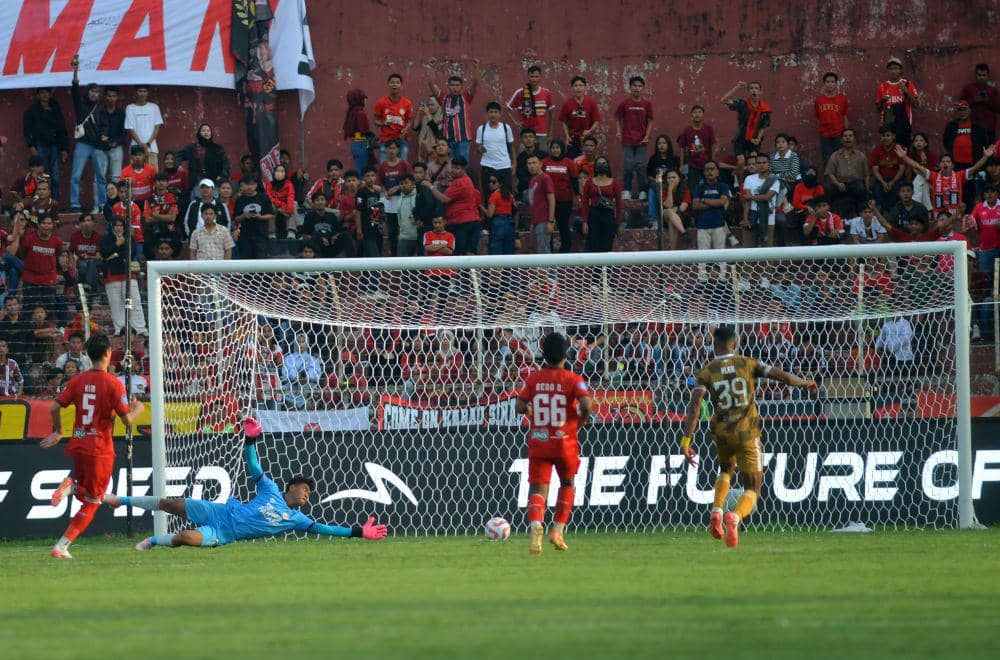 Penjaga gawang Semen Padang FC Teguh Amiruddin (kedua kiri) gagal menangkap tendangan pemain Dewa United Alex Fereira (kanan) pada lanjutan pertandingan BRI Liga 1 di Stadion GOR H Agus Salim Padang, Jumat (25/10/2024). ANTARA FOTO/Iggoy el Fitra/wpa.