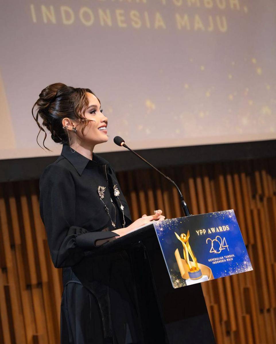 potret Cinta Laura raih penghargaan di YPP award (instagram.com/claurakiehl)
