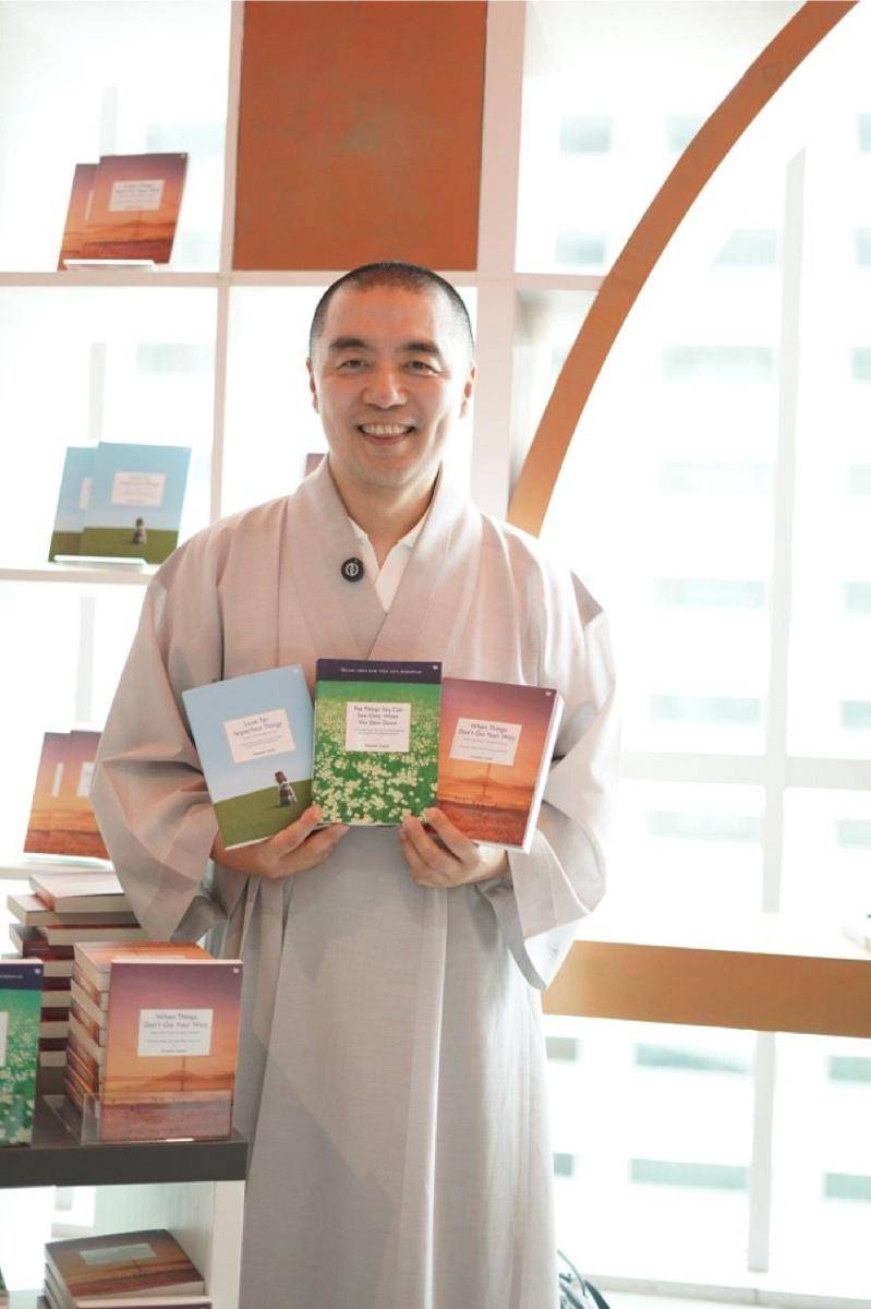 Haemin Sunim dalam media gathering pada Kamis (14/11/24), di Grand Indonesia, Jakarta Pusat. (dok.Gramedia)